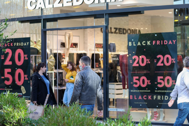 Varias personas van de compras durante el Black Friday, en el centro comercial FAN Mallorca Shopping,