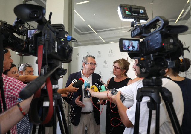Archivo - El presidente de la Diputación de Alicante, Toni Pérez, y la vicepresidenta y diputada de Ciclo Hídrico, Ana Serna.