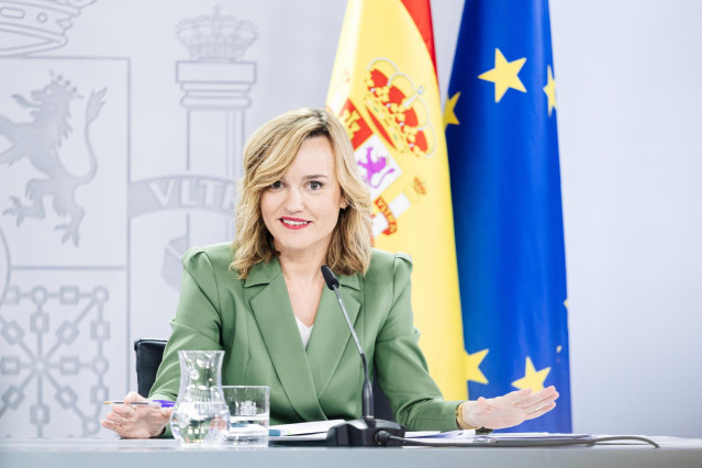 La ministra Portavoz y de Educación, Formación Profesional y Deporte, Pilar Alegría, urante una rueda de prensa posterior a la reunión del Consejo de Ministros, en el Palacio de La Moncloa, a 5 de diciembre de 2023, en Madrid (España).