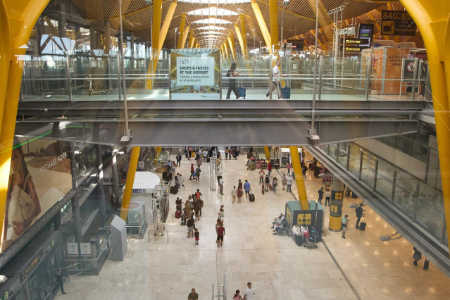 Archivo - Zona de facturación de la Terminal 4 del Aeropuerto Adolfo Suárez Madrid-Barajas, a 1 de agosto de 2023, en Madrid (España).