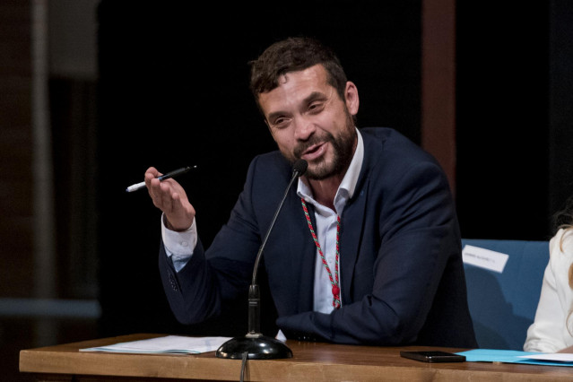 Archivo - El concejal, Jesús Santos (Ganar Alcorcón), interviene en la sesión de constitución del Ayuntamiento de Alcorcón, en el Teatro Municipal Buero Vallejo, a 17 de junio de 2023, en Alcorcón, Madrid (España).