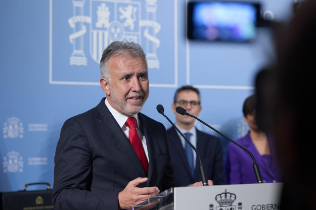 El nuevo ministro de Política Territorial y Memoria Democrática, Ángel Víctor Torres, interviene durante el acto de entrega de la cartera de Política Territorial, en la Delegación del Gobierno de Madrid, a 21 de noviembre de 2023, en Madrid (España).