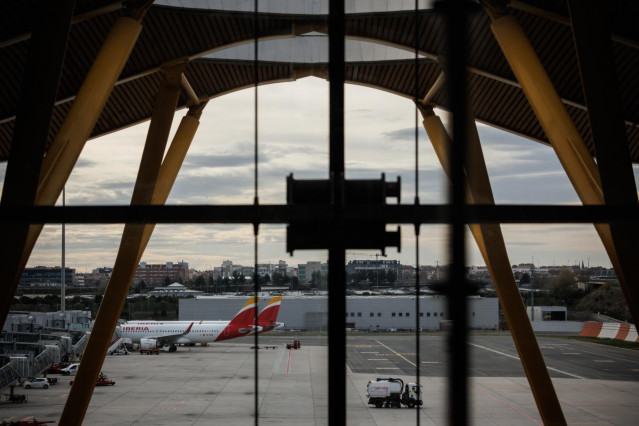 Archivo - Aviones de Iberia vistos desde la terminal 4 del aeropuerto Adolfo Suárez Madrid-Barajas, a 30 de diciembre de 2022, en Madrid (España).