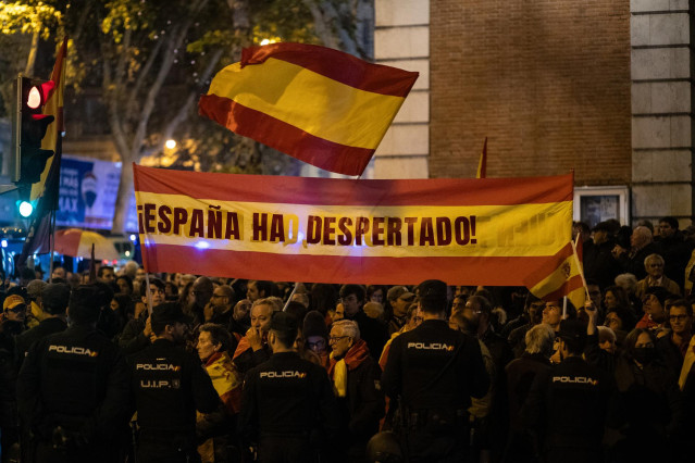 Decenas de personas durante una manifestación contra la amnistía frente a la sede del PSOE en Ferraz, a 20 de noviembre de 2023, en Madrid (España).