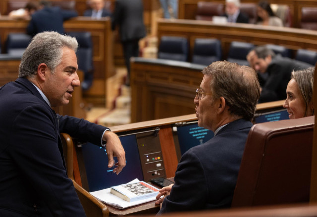 (I-D) El vicesecretario de Política Autonómica y Municipal y Análisis Electoral del PP, Elías Bendodo; el presidente del Partido Popular, Alberto Núñez Feijóo, y la secretaria general del PP, Cuca Gamarra, conversan a su llegada a una sesión plenaria, en