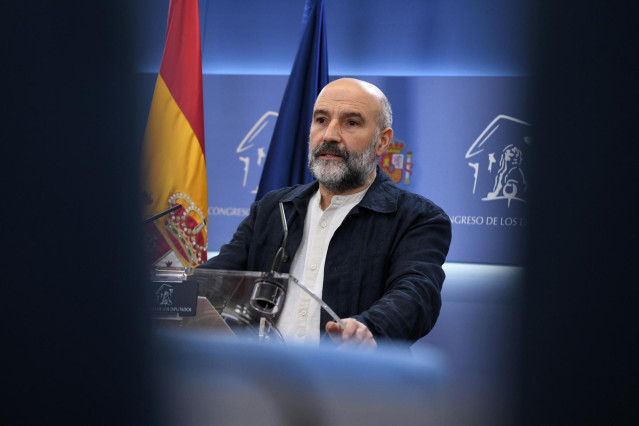 El diputado de BNG Néstor Rego durante una rueda de prensa posterior a la reunión de la Junta de Portavoces, en el Congreso de los Diputados, a 28 de noviembre de 2023, en Madrid (España).