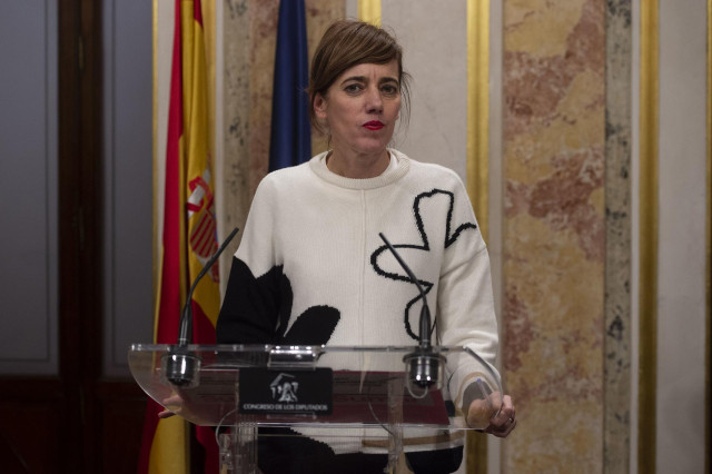 La portavoz de Sumar en el Congreso, Marta Lois, durante una rueda de prensa en el Congreso de los Diputados, a 5 de diciembre de 2023, en Madrid (España).