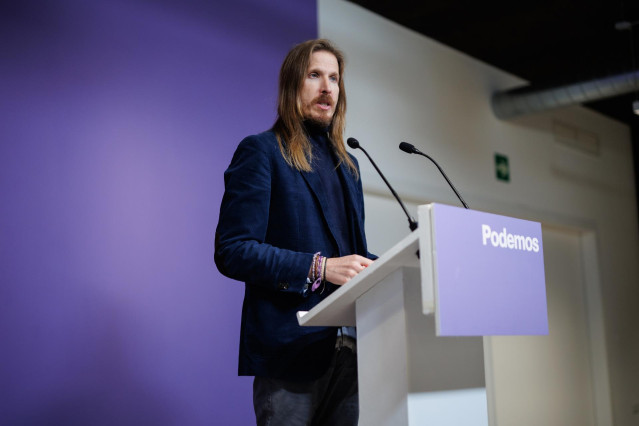 El portavoz de Podemos, Pablo Fernández, ofrece una rueda de prensa, en la sede de Podemos, a 4 de diciembre de 2023, en Madrid (España).
