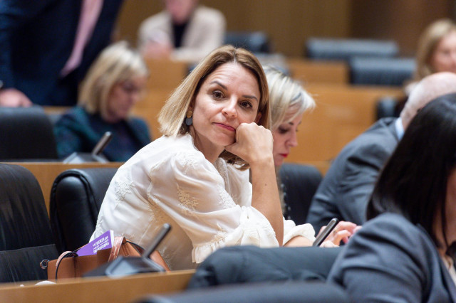 La elegida presidenta de la Comisión Derechos Sociales, Noemi Santana, durante la actividad ordinaria de la comisión de Trabajo y Economía el día en el que se constituyen 28 comisiones, en el Congreso de los Diputados, a 4 de diciembre de 2023, en Madrid