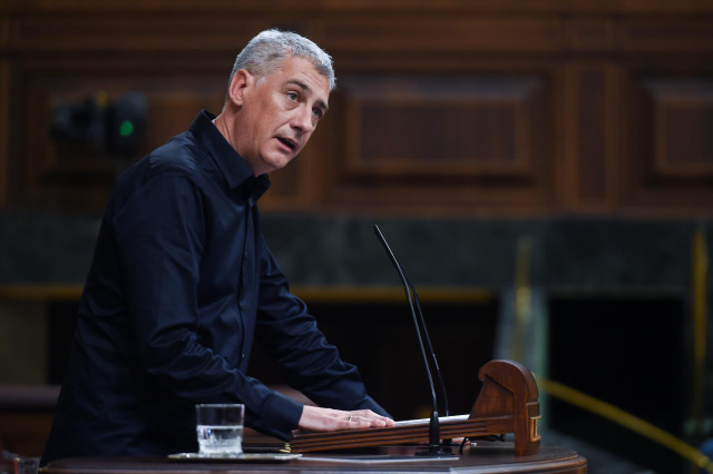 El diputado de EH Bildu, Oskar Matute, interviene durante una sesión plenaria, en el Congreso de los Diputados