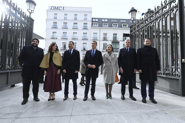 (I-D) El presidente de la Región de Murcia, Fernando López Miras; la presidenta de la Comunidad de Madrid, Isabel Díaz Ayuso; el presidente de la Junta de Andalucía, Juanma Moreno; el presidente del Partido Popular, Alberto Núñez Feijóo; la secretaria gen