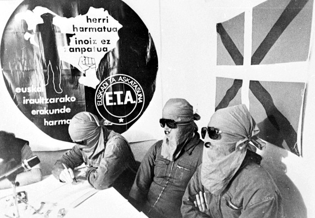 Archivo - Miembros de ETA, en una rueda de prensa, a 15 de octubre de 1998, en España.