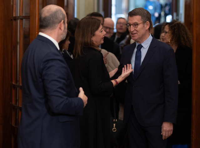 La presidenta del Congreso de los Diputados, Francina Armengol (c), recibe al presidente del Partido Popular, Alberto Núñez Feijóo (1d), a su llegada al acto de homenaje a la Constitución, en el Congreso de los Diputados, a 6 de diciembre de 2023, en Madr