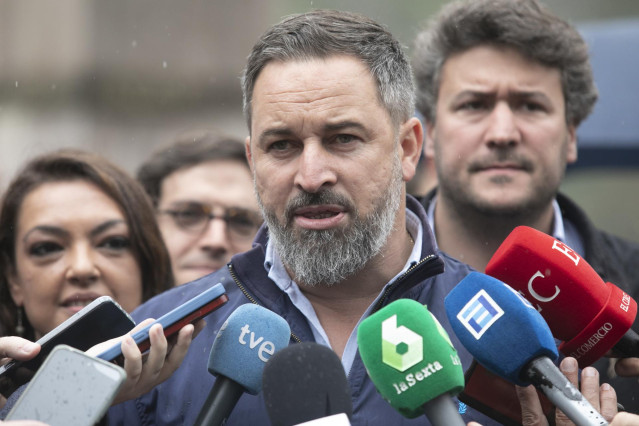 Archivo - El secretario general de Vox, Santiago Abascal, ofrece declaraciones a los medios frente a la estatua de Don Pelayo, en el santuario de Covadonga, a 15 de mayo de 2023, en Covadonga, Cangas de Onís, Asturias (España).