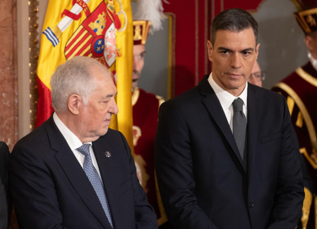El presidente del Tribunal Constitucional, Cándido Conde-Pumpido (i), y el presidente del Gobierno, Pedro Sánchez (d), durante el acto de homenaje a la Constitución, en el Congreso de los Diputados, a 6 de diciembre de 2023, en Madrid (España).