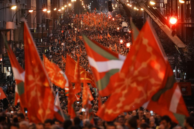 Centenares de personas con banderas, durante una movilización organizada por Eh Bildu en Bilbao