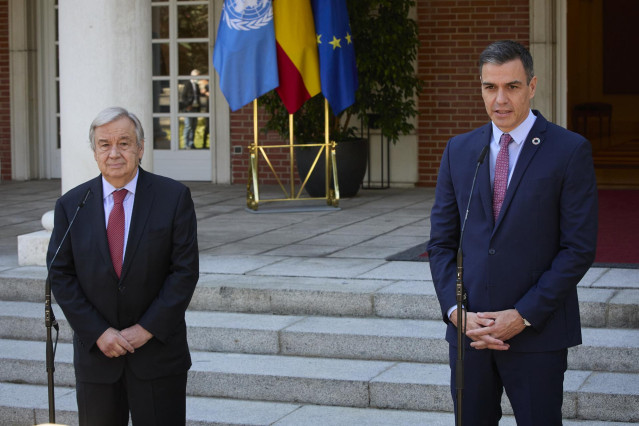 Archivo - El presidente del Gobierno, Pedro Sánchez (d); y el secretario general de Naciones Unidas, Antonio Guterres, intervienen en una rueda de prensa posterior a una reunión entre ambos, 2 de julio de 2021, en el Palacio de La Moncloa, Madrid. (España