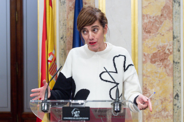 La portavoz de Sumar en el Congreso, Marta Lois, durante una rueda de prensa en el Congreso de los Diputados, a 5 de diciembre de 2023, en Madrid (España).