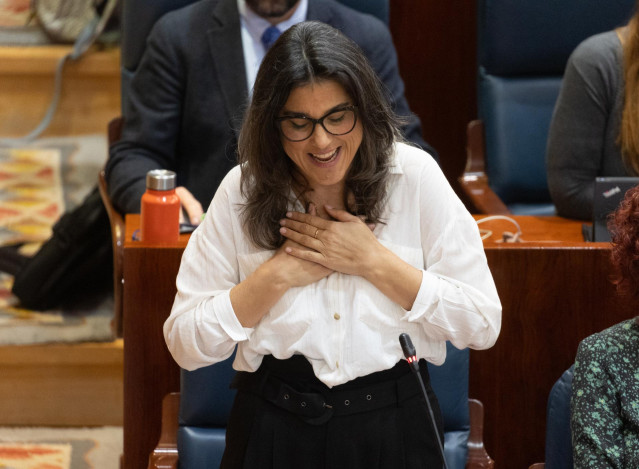 La portavoz de Más Madrid en la Asamblea de Madrid, Manuela Bergerot, interviene durante el pleno de la Asamblea de Madrid, a 7 de diciembre de 2023, en Madrid (España).