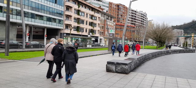 Archivo - Gente paseando por Bilbao.
