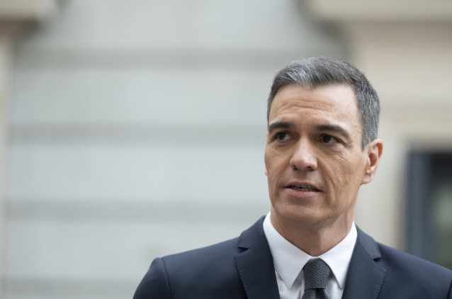 El presidente del Gobierno, Pedro Sánchez, atiende a medios a su llegada al acto de homenaje a la Constitución, en el Congreso de los Diputados, a 6 de diciembre de 2023, en Madrid (España).