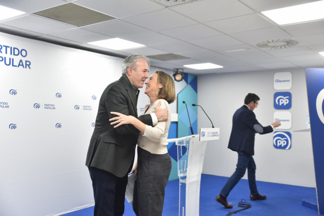 La secretaria general del PP, Cuca Gamarra, y el presidente del Gobierno de Aragón, Jorge Azcón.