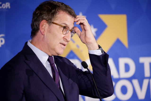 El presidente del PP, Alberto Núñez Feijóo, interviene durante una conferencia del Partido Popular Europeo, en el Hotel Grand Marina, a 27 de noviembre de 2023, en Barcelona, Catalunya (España). El Partido Popular Europeo (PPE) celebra un acto en Barcelon