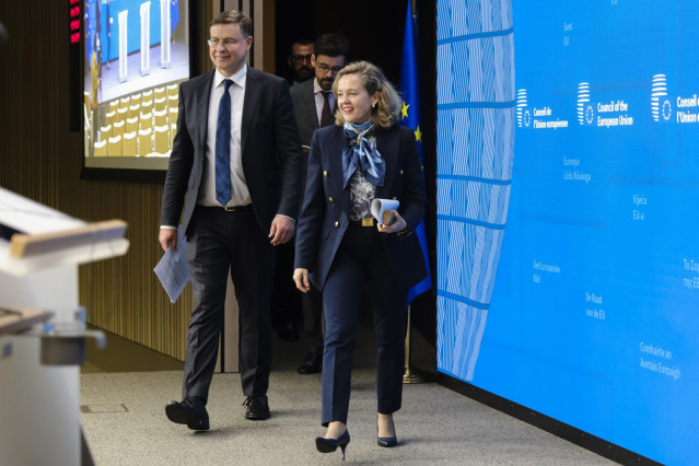 Valdis Dombrovskis, vicepresidente de la Comisión Europea, y Nadia Calviño, vicepresidenta primera y ministra de Economía de España