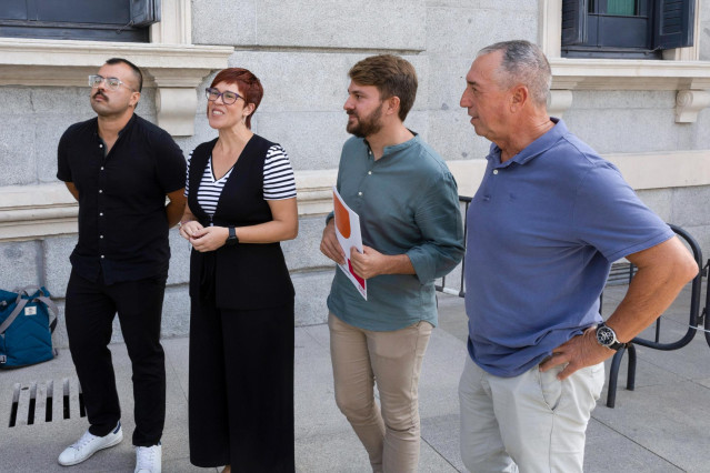 Archivo - Los diputados de Compromís-Sumar Àgueda Micó (2i), Alberto Ibáñez (2d) y Nahuel González (1i) recogen junto al  portavoz del Grupo Parlamentario de Compromís en las Cortes Valencianas, Joan baldoví, el acta de diputados, en el Congreso de los Di