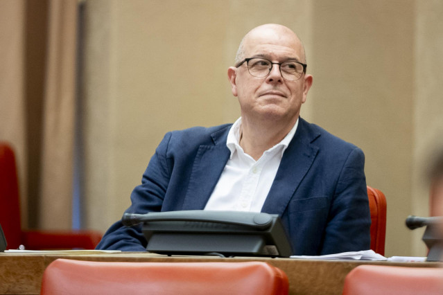 El diputado del PSC en el Congreso, José Zaragoza, durante la actividad ordinaria de la comisión constitucional el día en el que se constituyen 28 comisiones, en el Congreso de los Diputados, a 4 de diciembre de 2023, en Madrid (España).