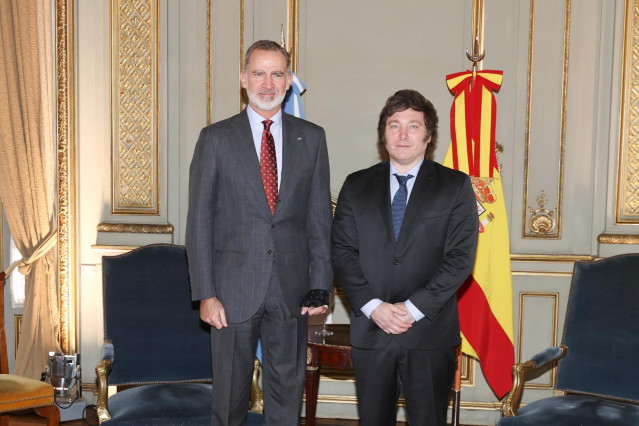 Archivo - El Rey Felipe VI junto al presidente electo de Argentina, Javier Milei