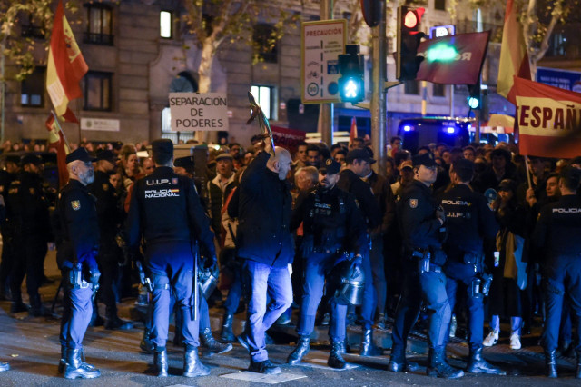Decenas de personas durante una manifestación contra la amnistía frente a la sede del PSOE en Ferraz