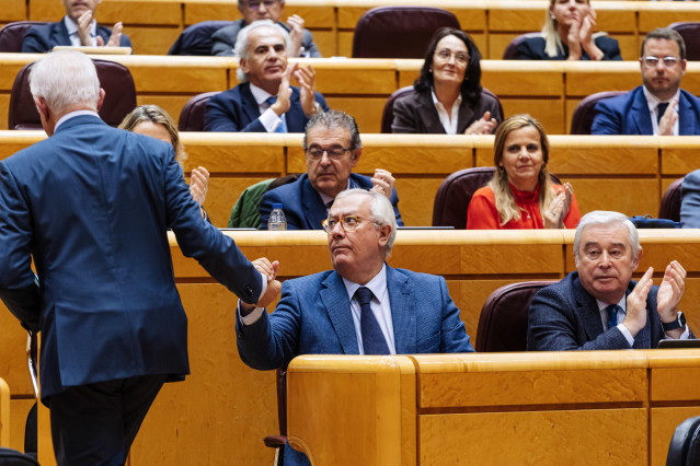 El senador del PP Javier Arenas (2d) durante una sesión plenaria, en el Senado, a 14 de noviembre de 2023, en Madrid (España). La Comisión de Reglamento del Senado ha avalado la reforma propuesta por el PP para dilatar hasta dos meses la tramitación de la
