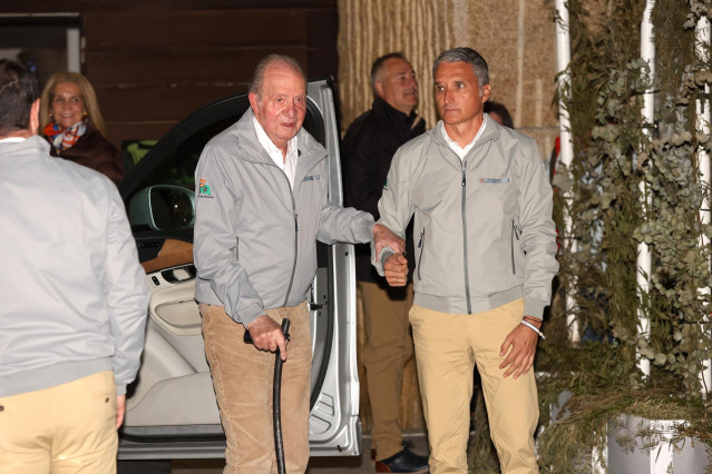 El Rey Juan Carlos (i) se dirige a los medios de comunicación, en el Real Club Náutico de Sanxenxo, a 25 de noviembre de 2023.