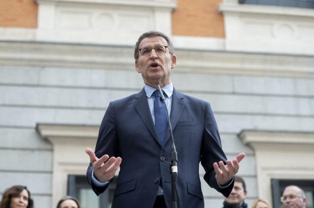 El presidente del Partido Popular, Alberto Núñez Feijóo, atiende a medios a su llegada al acto de homenaje a la Constitución, en el Congreso de los Diputados, a 6 de diciembre de 2023, en Madrid (España).
