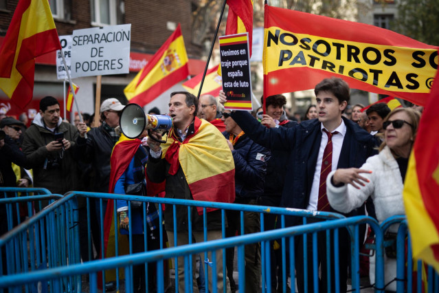 Varias personas se manifiestan en Ferraz tras un acto del PP contra la amnistía, a 3 de diciembre de 2023, en Madrid (España).