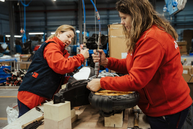 Dos trabajadoras en una fábrica