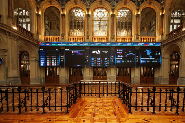 Archivo - Paneles del Ibex 35 en el Palacio de la Bolsa