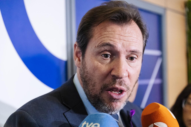 El ministro de Transportes y Movilidad Sostenible, Óscar Puente, ofrece declaraciones a los medios a su llegada a un acto, a 24 de noviembre de 2023, en Madrid (España).