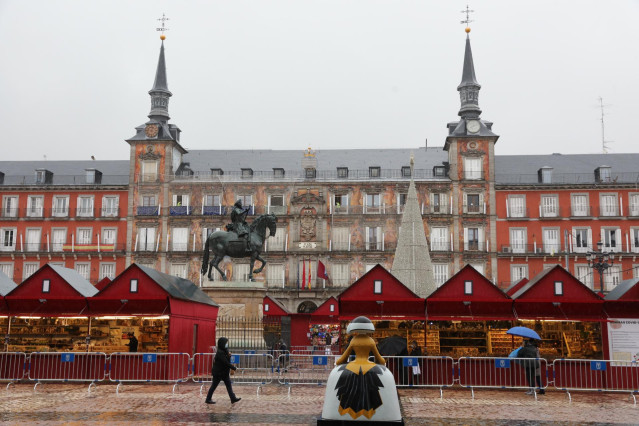 Archivo - Vista de varios puestos del mercadillo de Navidad en la Plaza Mayor en Madrid