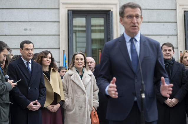 El presidente del Partido Popular, Alberto Núñez Feijóo, atiende a medios a su llegada al acto de homenaje a la Constitución, en el Congreso de los Diputados, a 6 de diciembre de 2023, en Madrid (España).