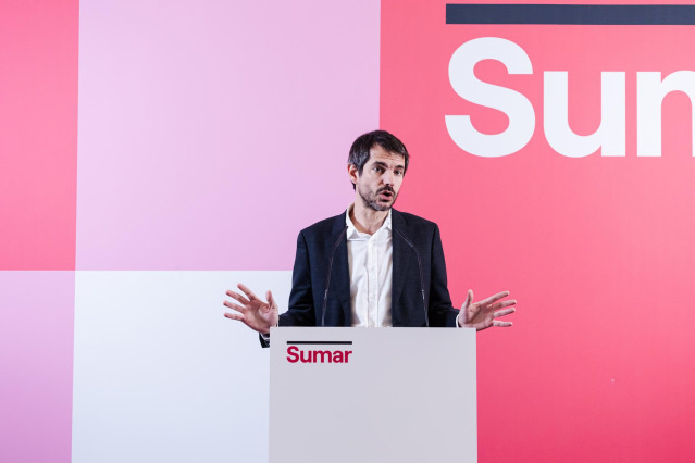 El portavoz de Sumar, Ernest Urtasun, durante una rueda de prensa, en el Espacio Rastro, a 4 de diciembre de 2023, en Madrid (España).