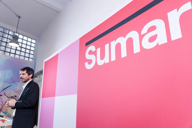 El portavoz de Sumar, Ernest Urtasun, durante una rueda de prensa, en el Espacio Rastro, a 4 de diciembre de 2023, en Madrid (España).
