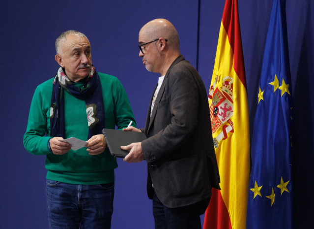 Archivo - El secretario general de CCOO, Unai Sordo (d), y el secretario general de UGT, Pepe Álvarez (i), conversan a su llegada a una reunión, en el Ministerio de Trabajo, a 31 de enero de 2023, en Madrid (España).