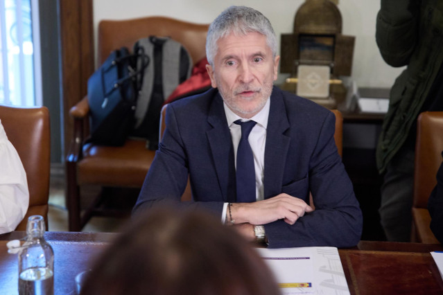 El ministro del Interior, Fernando Grande-Marlaska, durante una reunión con la ministra de Igualdad