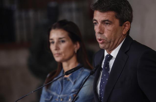 Archivo - El presidente de la Generalitat, Carlos Mazón, y la consellera de Hacienda, Economía y Administración Pública, Ruth Merino, en imagen de archivo