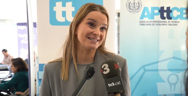 La presidenta del Govern, Marga Prohens, en declaraciones a los medios durante las 28ª Jornadas Tributarias organizadas por la Asociación Profesional de Técnicos Tributarios de Cataluña y Baleares (APttCB).