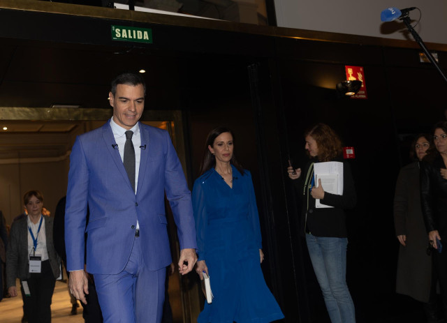 El presidente del Gobierno, Pedro Sánchez y la periodista y moderadora del evento, Ángeles Caballero, a su llegada a la presentación del libro ‘Tierra firme’, en el Círculo de Bellas Artes, a 11 de diciembre de 2023, en Madrid (España).