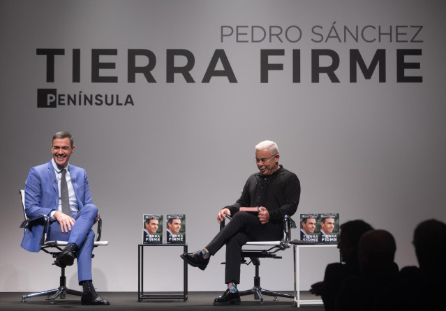 El presidente del Gobierno, Pedro Sánchez (i) y el presentador de televisión y moderador del evento, Jorge Javier Vázquez (d), durante la presentación del libro 'Tierra firme’, en el Círculo de Bellas Artes, a 11 de diciembre de 2023, en Madrid (España).