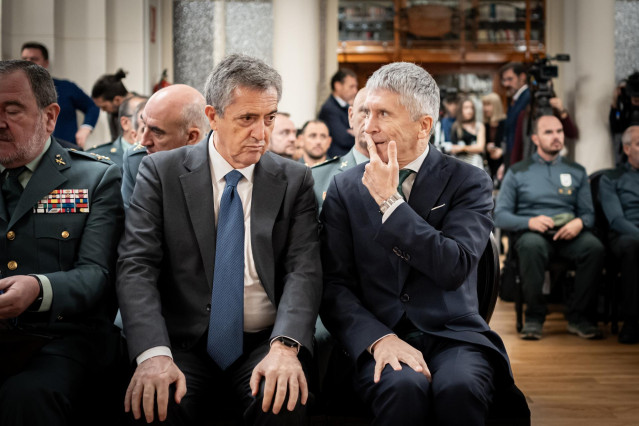 El ministro del Interior, Fernando Grande-Marlaska (d), y el director general de la Guardia Civil, Leonardo Marcos (i), presentan el  calendario solidario de la Guardia Civil para 2024